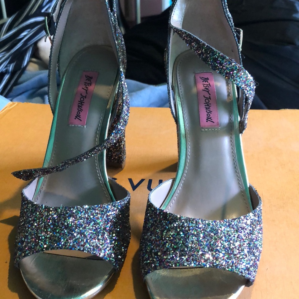 ❤️ Betsy Johnson glitter block heel